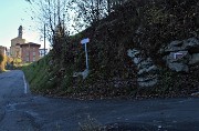 40 Dopo tratto su strada asfaltata qui il sent. 514 prende a dx su sterrata